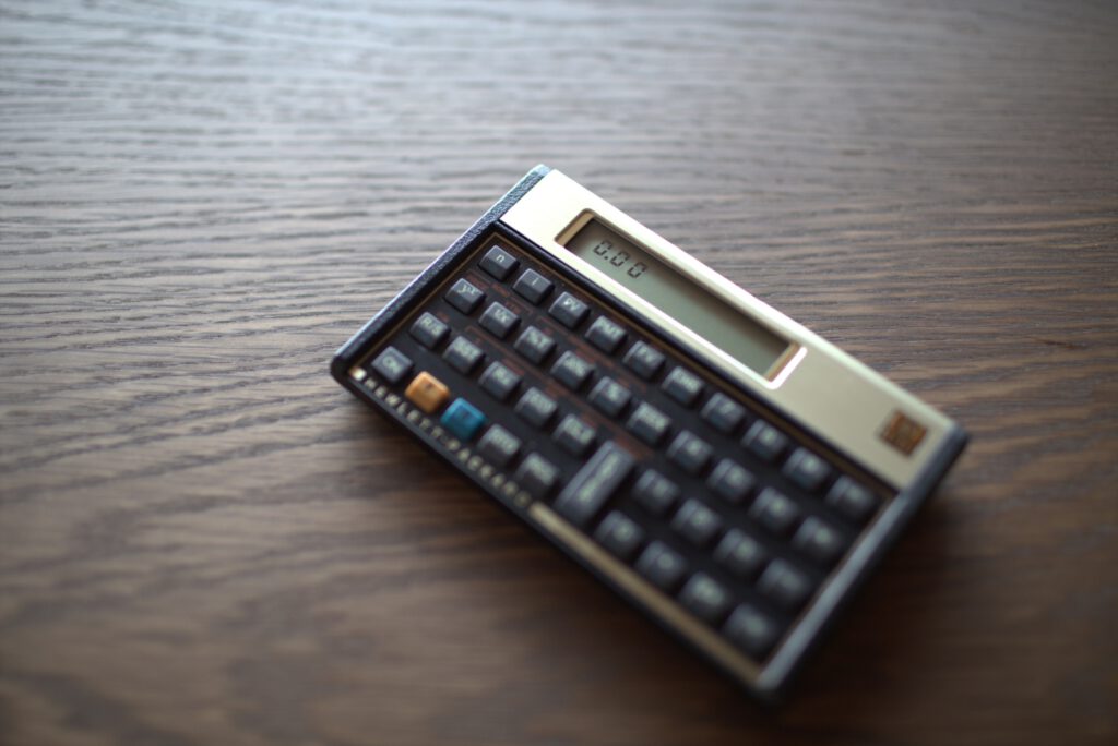 Imagem de uma calculadora HP 12c, indicando que o tema pode ser complexo, mas é permitido usar uma