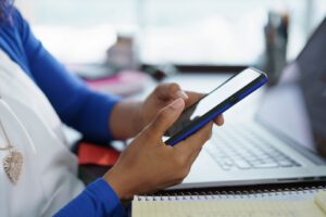 Cliente usando aplicativo de mensagem no celular