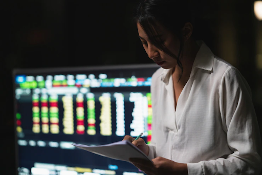 Mulher estudando sobre as profissões do mercado financeiro
