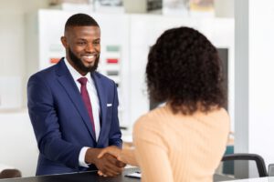 Assessor de investimento prospectando cliente mulher