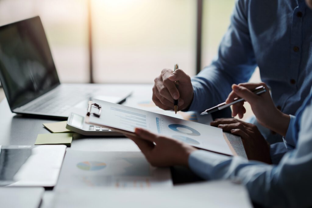 Assessor de investimentos explicando produtos para o cliente