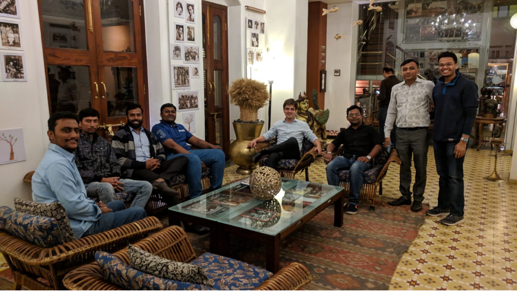 Raony e sua equipe em Gandinagar, Índia