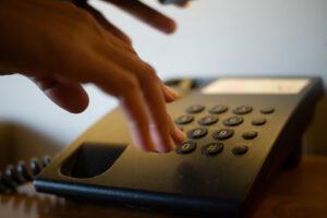 Imagem de telefone indicando que você deve denunciar possíveis fraudes