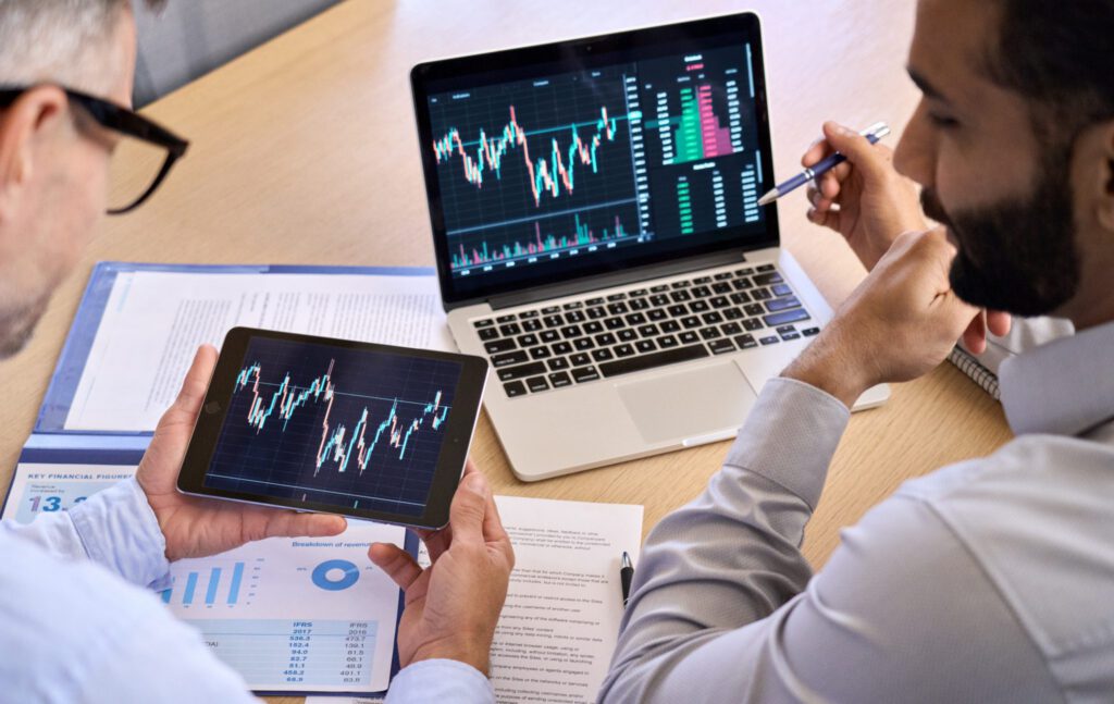 Analista de valores mobiliários estudando gráficos de ações