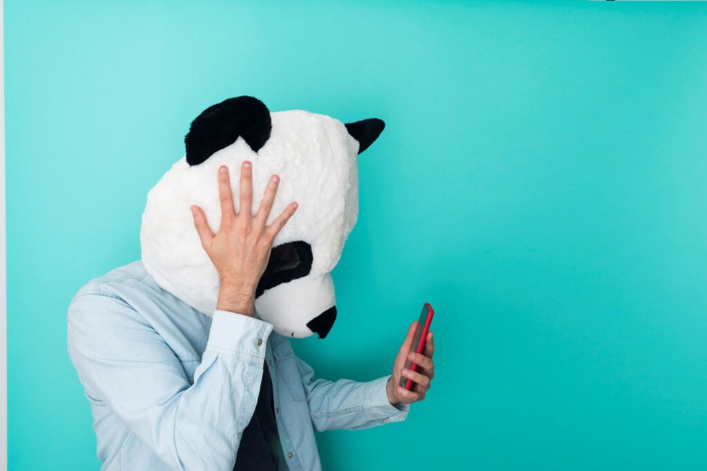 homem com máscara de urso panda preocupado com fraude do comprovante falso de pix