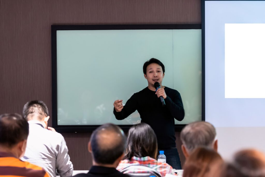 Assessor ministrando palestra na assessoria de investimento