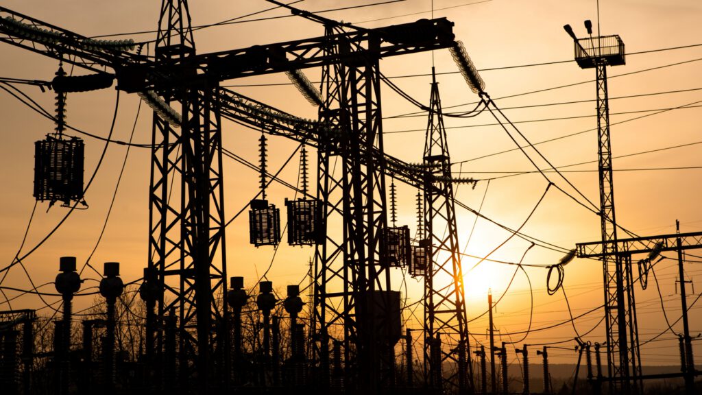 Torres de transmissão de energia representando debêntures incentivadas