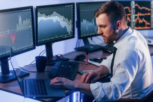 Profissional avaliando possibilidade de investimento em ETF de renda variável
