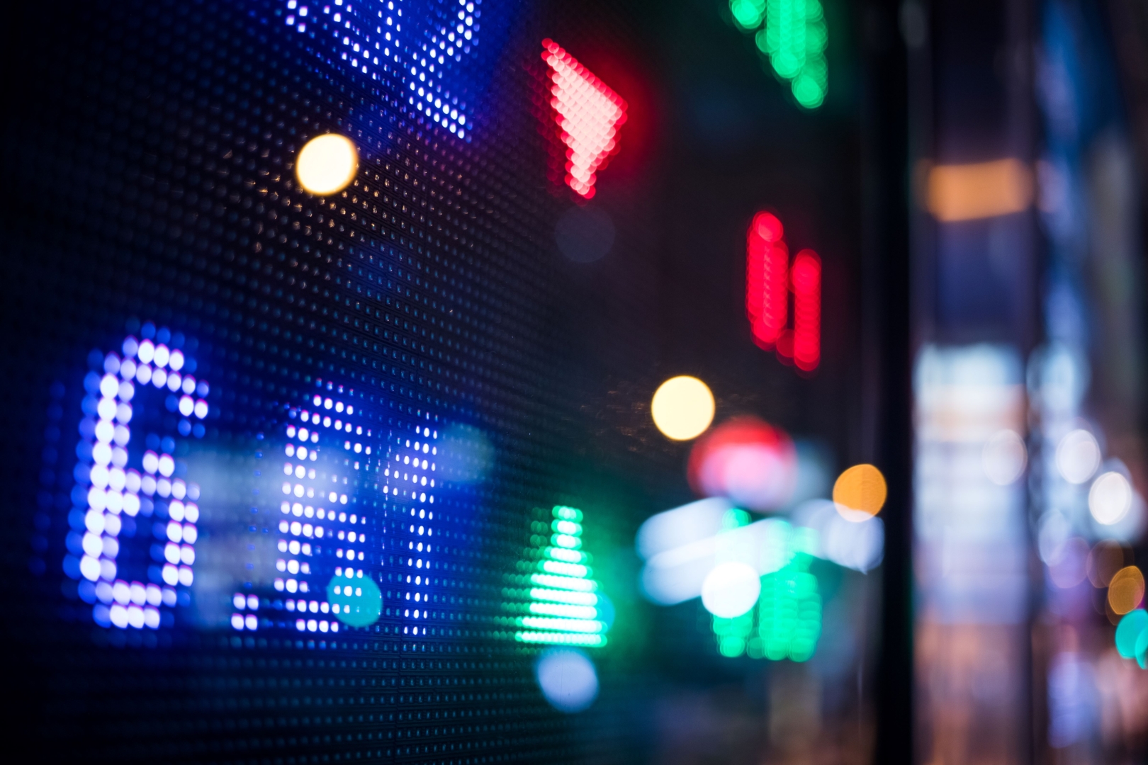 Painel luminoso de cotações representando cotação de um ETF