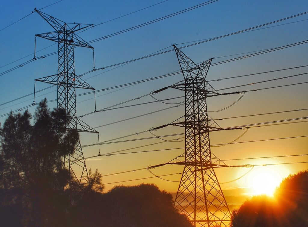 Linhas de transmissão de energia representando debêntures de empresas de infraestrutura