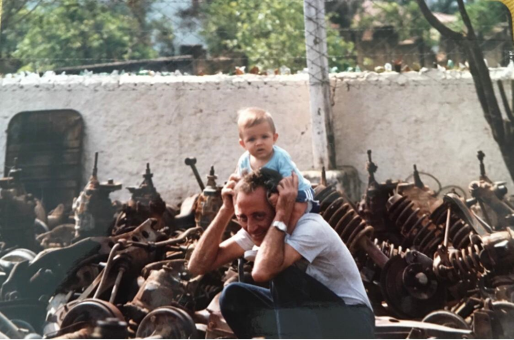 Raony Rossetti e seu avô no ferro-velho