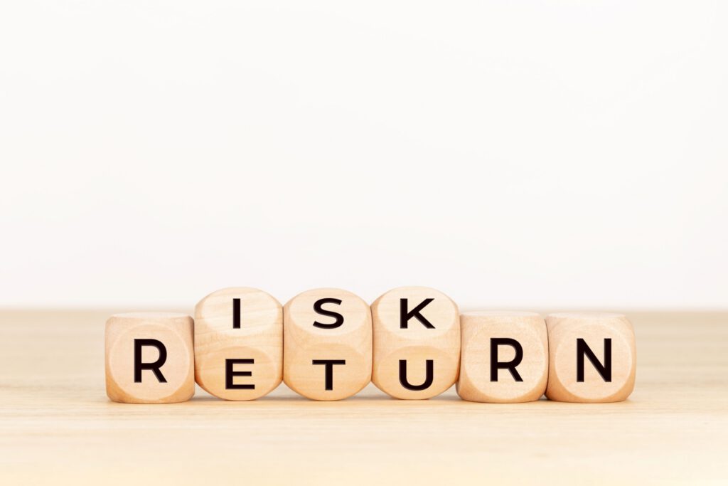 As palavras Risk (Risco) e Return (Retorno) formadas com dados indicando a necessidade de avaliação desses atributos