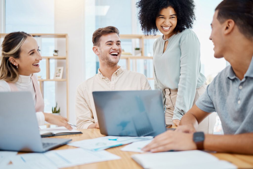 Grupo de amigos comemorando aprovação em certificações do Mercado Financeiro