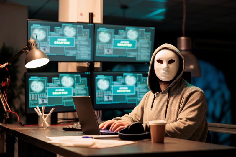 Hacker na frente do computador, representando operações atípicas