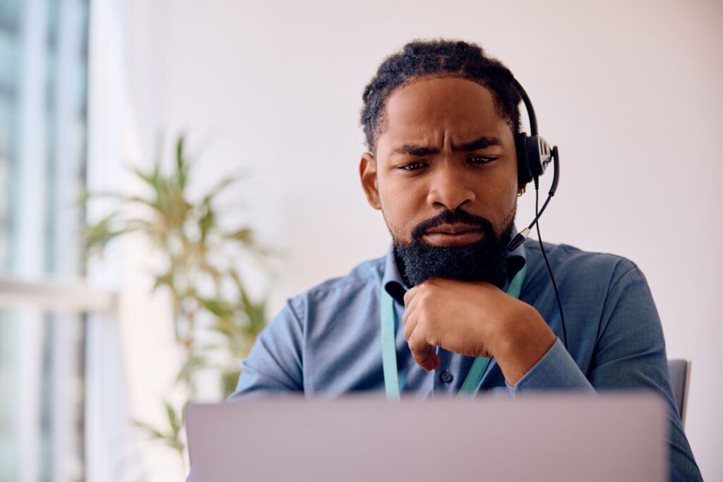 Assessor realizando contato com um cold call