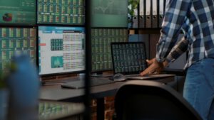 Trader operando contratos futuros