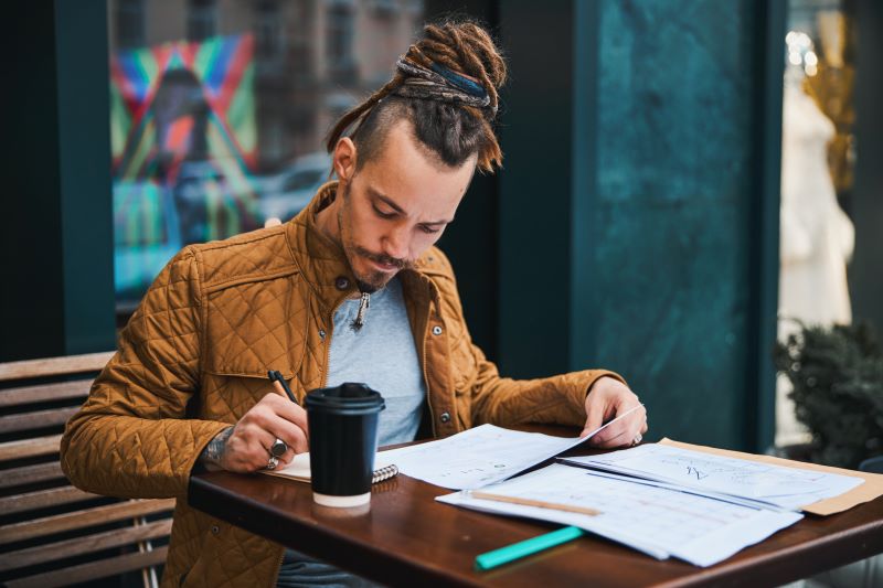 Homem estudando para fazer a prova CPA-10