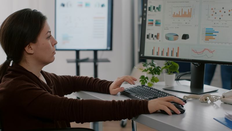 Aluno estudando princípios básicos de economia e finanças para prova CPA-20