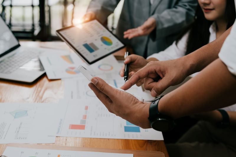 Alunos estudando derivativos para mais um módulo da prova CPA-20
