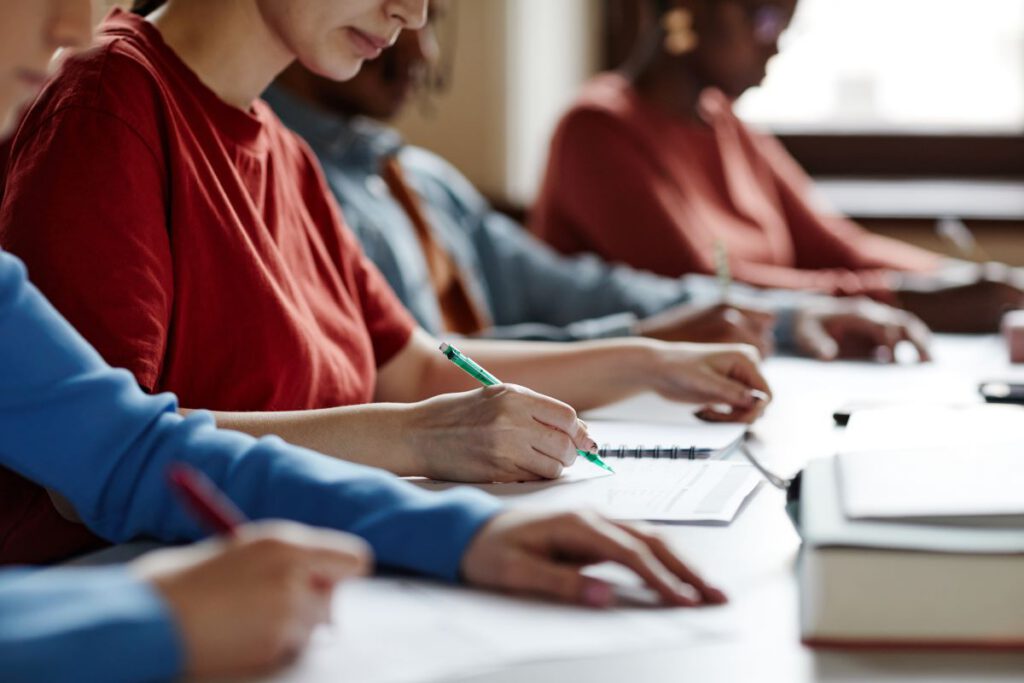 Alunos se preparando com a MELVER para prova CPA-20