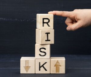 Cubos com a palavra risk (risco)