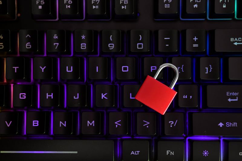 Cadeado vermelho sobre um teclado representando a proteção do MRP