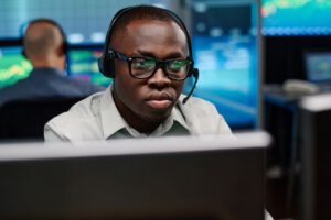 Trader verificando o resultado do Ajuste Diário em suas operações