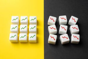 Dados brancos divididos em dois grupos indicando entradas e saídas de caixa por meio do Ajuste Diário