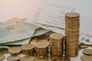 Pilhas crescentes de moedas, representando amplificação de ganhos com alavancagem