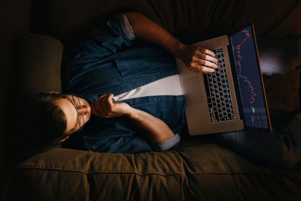 Trader verificando os ajustes diários de suas operações