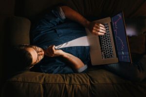 Trader verificando os ajustes diários de suas operações