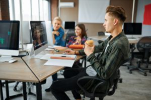 Jovem estudando para fazer a prova do CEA em casa