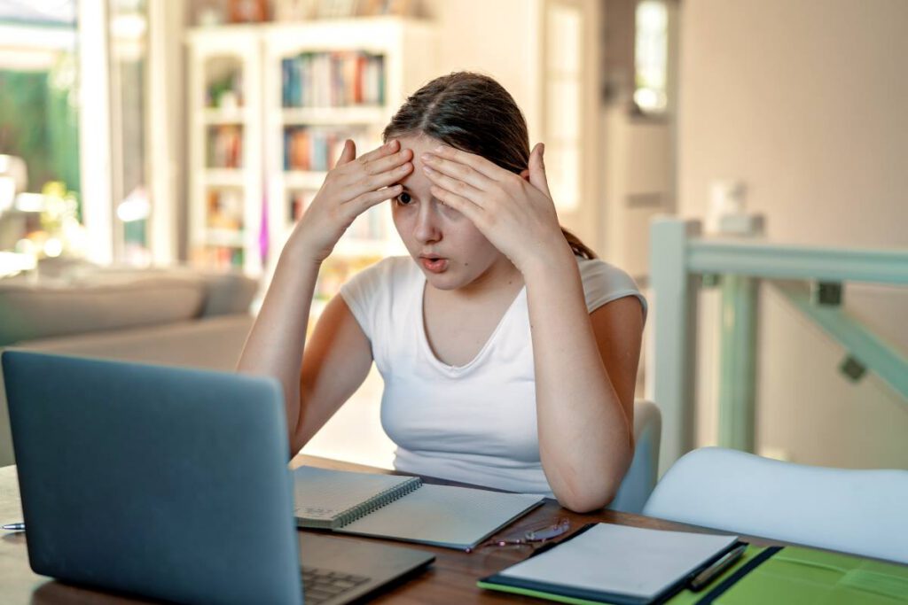 Estudante assustada com os módulos mais difíceis do CEA