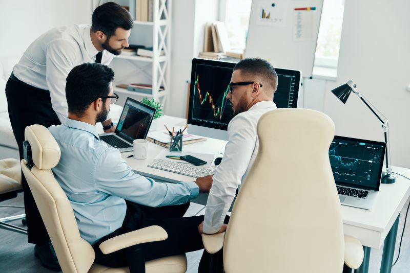 Profissionais de investimento discutindo sobre clubes de investimento