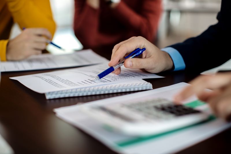 Investidores calculando custos do clube de investimento
