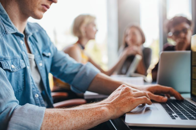 Jovem estudando no computador para certificação CPA-20