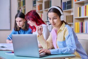 Três mulheres estudando para a prova cpa20 antes do primeiro emprego