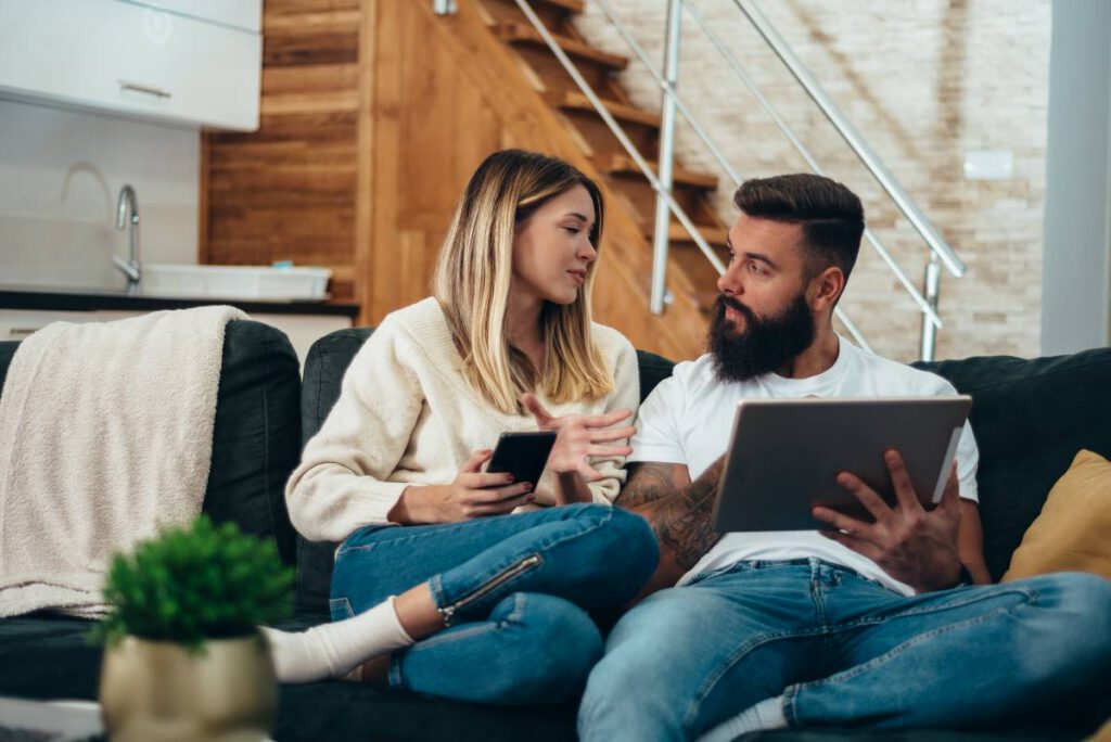Casal discutindo sobre investir em Debêntures ou Notas Promissórias