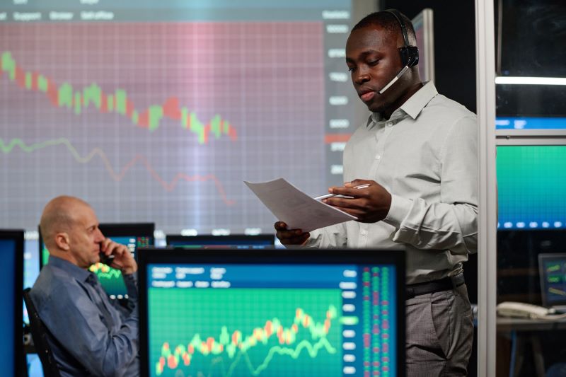Investidor conversando com profissional de mercado para saber como investir em IBRX-100