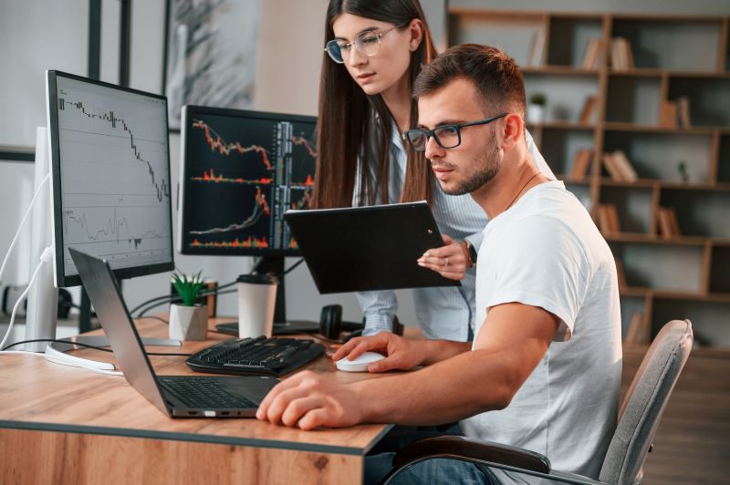 Investidores estudando a composição do IBRx50