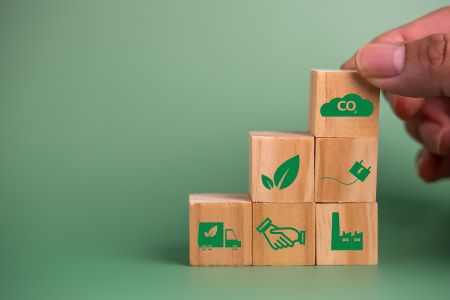 Símbolos de sustentabilidade em cubos de madeira.
