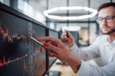 profissionais de mercado avaliando o IFIX