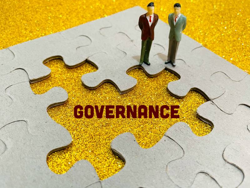 Palavra governance (governança) escrita em espaço com peças faltantes de um quebra-cabeça