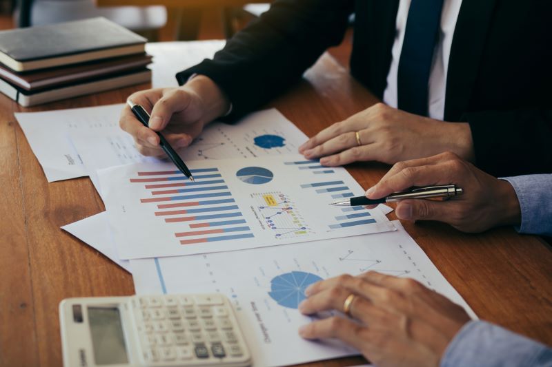 Investidores comparando o IGC com o Ibovespa