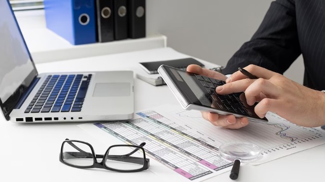 Investidor calculando impostos para planejamento Tributário