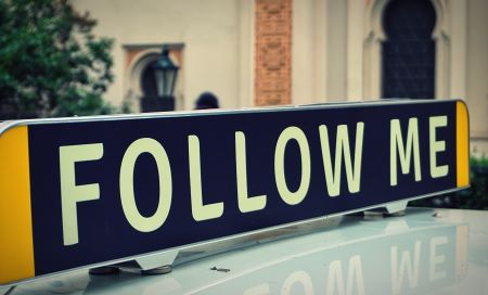 Placa com inscrição "Follow me", representando o funcionamento do ITAG, o índice de tag along