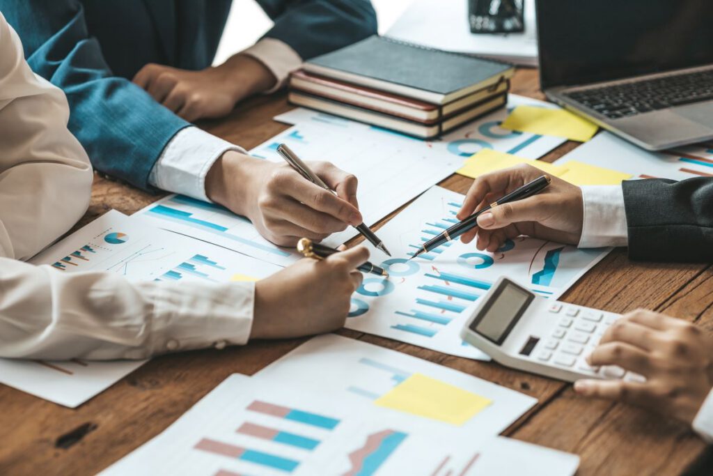 Profissionais realizando precificação de títulos de renda fixa