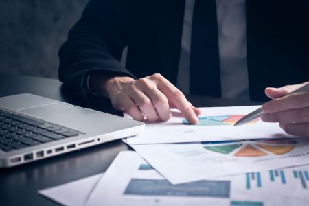 Investidor analisando gráficos de renda-fixa