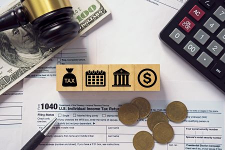 Martelo da justiça sobre uma nota de dólar, próximo a uma calculadora e um boleto, representando a taxação legal sobre renda fixa