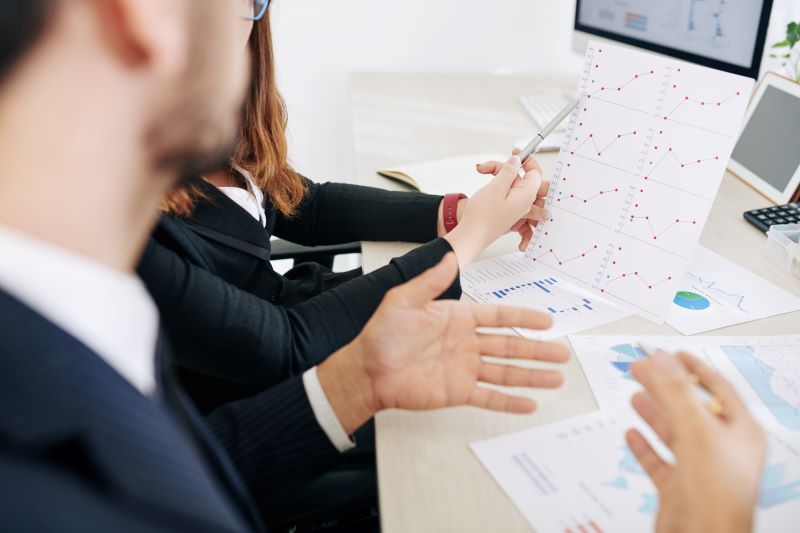 Investidores comparando o Tesouro Prefixado com outros investimentos